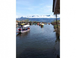 Houseboat Air Queen, Srinagar